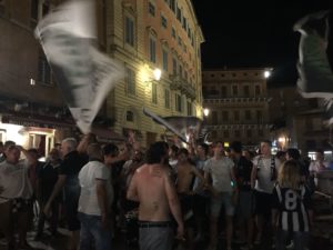 Giubilo Robur, i tifosi in Piazza del Campo - VIDEO