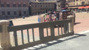 Montati gli steccati in Piazza del Campo