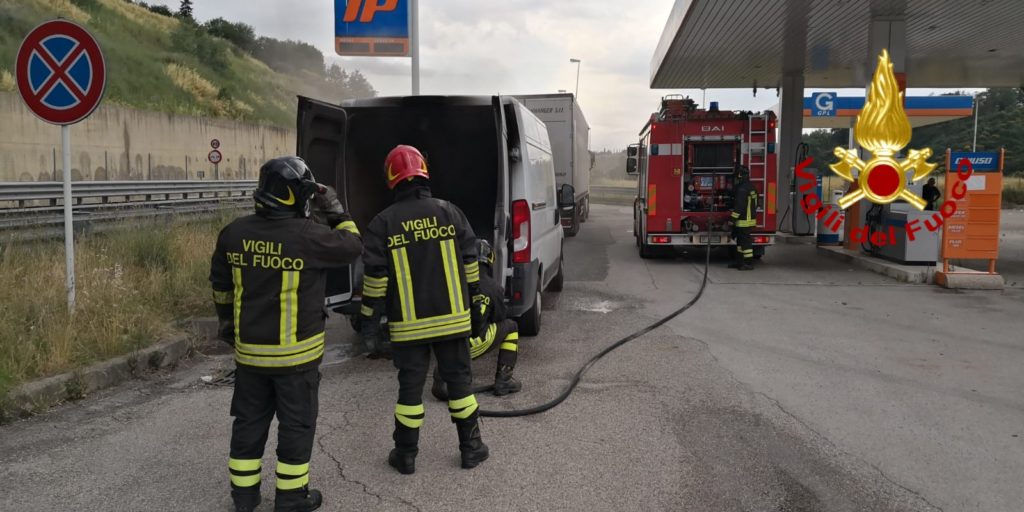 Siena-Bettolle, brucia furgone nell'area di servizio di Castelnuovo Scalo