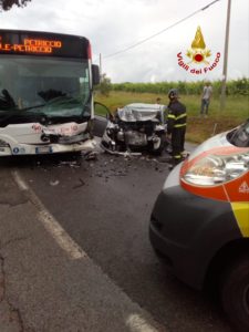 Scontro frontale tra un bus e un'auto