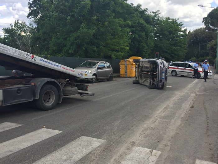 Macchina ribaltata in strada dei Cappuccini, ferita donna di 58 anni