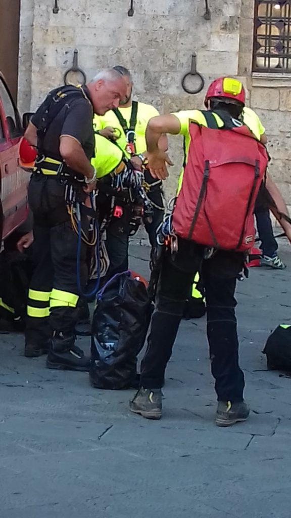 Esercitazione di salvataggio di un turista sulla Torre del Mangia - FOTO