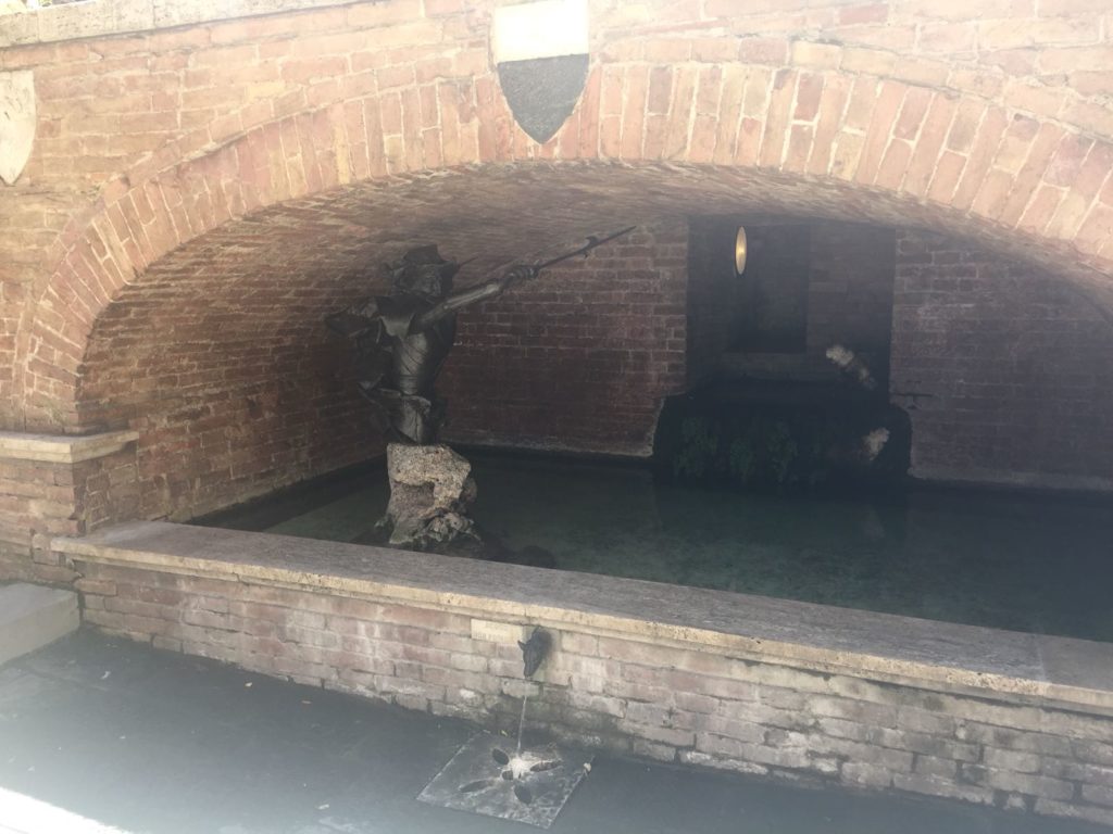 Restauro completato, la fontanina del Bruco torna a nuova vita