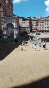 I bimbi del nido di via del Sole sul tufo per respirare aria di Palio