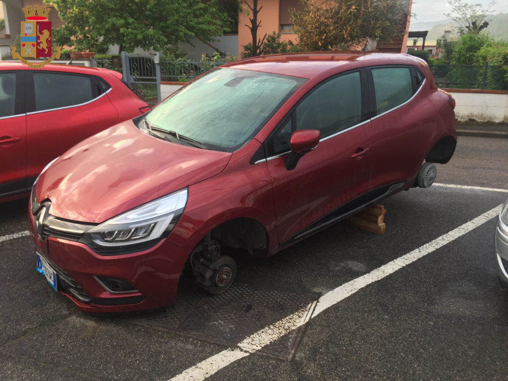 Rub&ograve; le ruote dell'auto a noto professionista valdelsano, identificato e denunciato il ladro