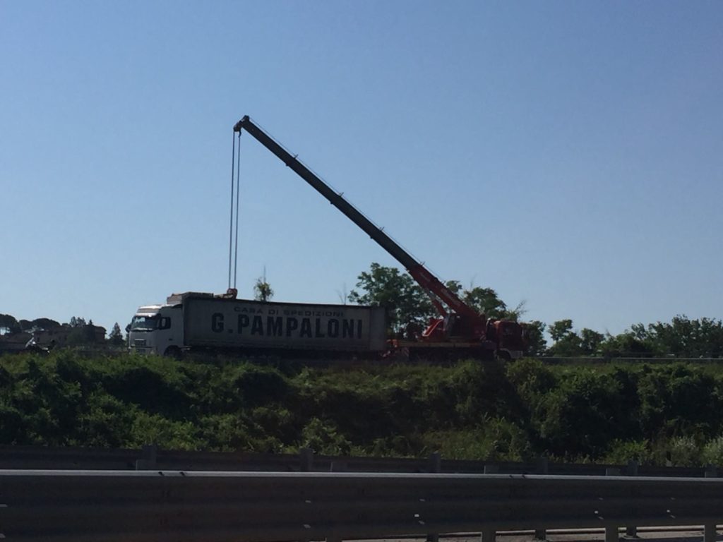 Articolato perde una bobina da due tonnellate, sfiorata tragedia in tangenziale