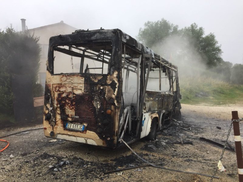 Bus Tiemme in fiamme ai Tufi: paura per i passeggeri, ma nessun ferito