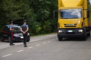 Tornano in macchina da una festa carichi di droga: due giovani denunciati