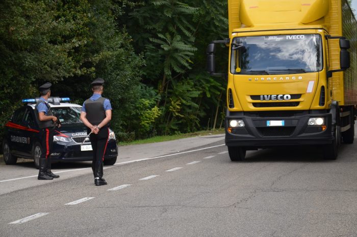 Tornano in macchina da una festa carichi di droga: due giovani denunciati