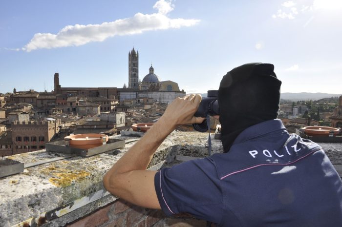 Palio, cerca di entrare in Piazza del Campo con coltello e martello: denunciata dalla Polizia