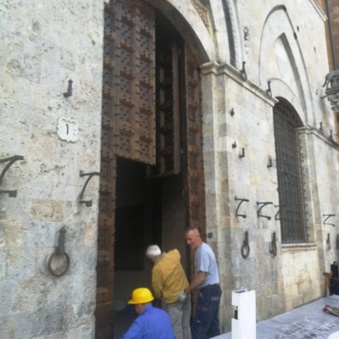 I portoni di Palazzo Pubblico e Porta Camollia tornano a casa