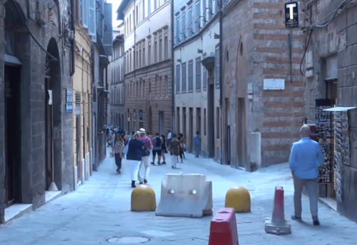 Cantiere in via Montanini, qualit&agrave; dei lavori a targhe alterne e commercianti di serie A e di serie B