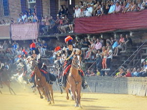 Fratture multiple per il Carabiniere a cavallo caduto durante la carica