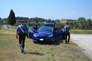 Nasconde coltello a serramanico nell'auto, denunciato un 31enne