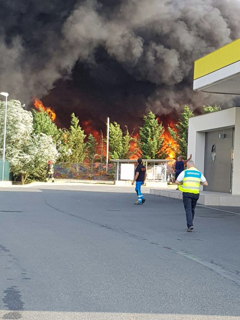 Incendio a Gracciano, il Comune di Colle: "Chiudete le finestre"