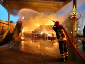 Incendio ditta Rugi, l'Arpat conferma: "Non sono bruciati materiali pericolosi"