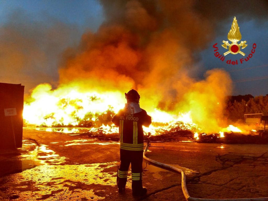 Incendio Selvamaggio, maxi spiegamento di forze per domare le fiamme
