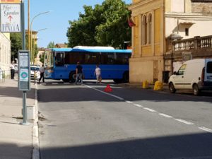 Bus si guasta in mezzo a via Tozzi, traffico in tilt
