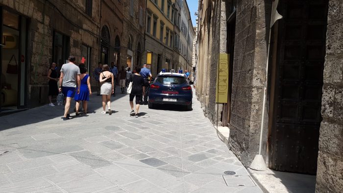 Rissa selvaggia tra due donne in via Montanini per questioni di cuore