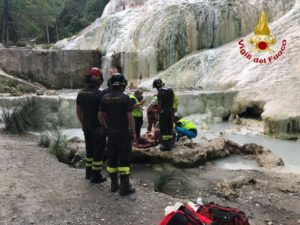 Cade a Bagni San Filippo, donna soccorsa dai Vigili del Fuoco