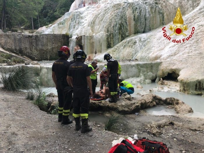 Cade a Bagni San Filippo, donna soccorsa dai Vigili del Fuoco