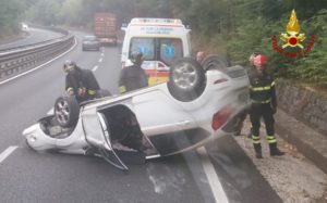 Auto sbanda e si ribalta sulla Siena-Firenze