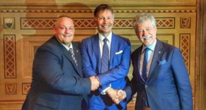 I sindaci di Arezzo e Grosseto assistono al Palio e rilanciano i rapporti con Siena