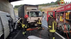 Furgone e camion si scontrano sulla Siena-Firenze, due i feriti
