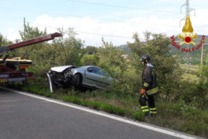 Auto finisce fuori strada sulla Siena-Grosseto