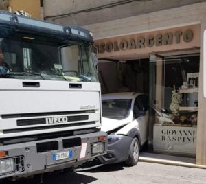 Un Camion distrugge un negozio in centro