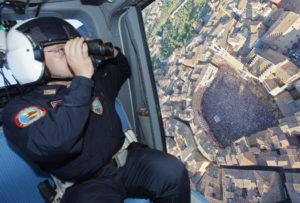 Turista giapponese si perde in Piazza del Campo, ritrovata all'aeroporto di Fiumicino