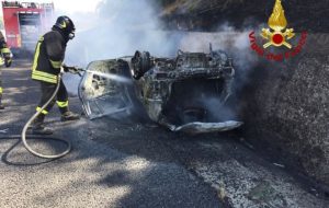 Drammatico incidente in A1, due vittime nell'auto bruciata
