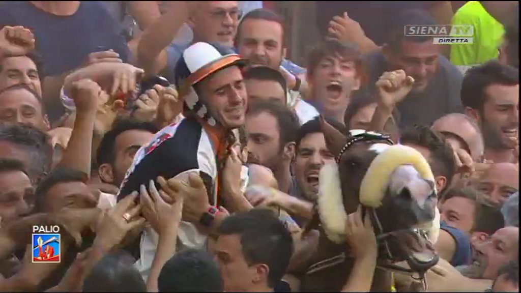 Alle 20.45 su Siena Tv "È giá storia": i momenti più belli del Palio del 16 agosto