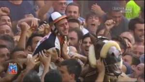 Alle 20.45 su Siena Tv "&Egrave; gi&aacute; storia": i momenti pi&ugrave; belli del Palio del 16 agosto