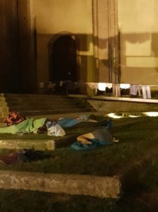 Dormono e stendono panni nel prato della Basilica di San Domenico