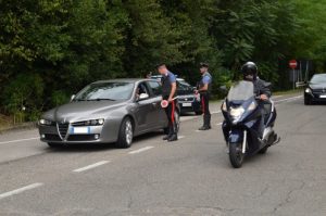 Alla guida con patente falsa, denunciato dai carabinieri