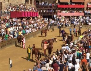 Minuto di silenzio per Genova prima della quarta prova