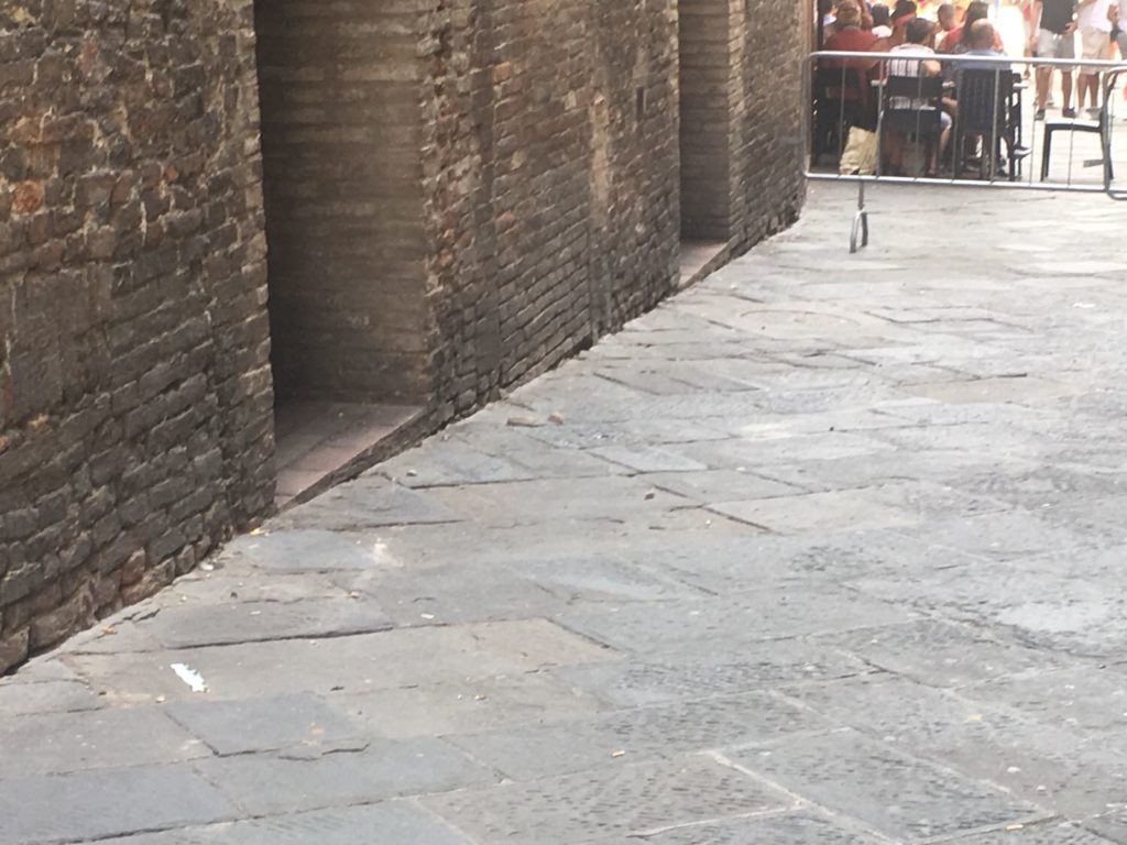 Si staccano alcuni pezzi di cornicione in via di Diacceto - FOTO