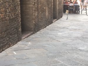 Si staccano alcuni pezzi di cornicione in via di Diacceto - FOTO