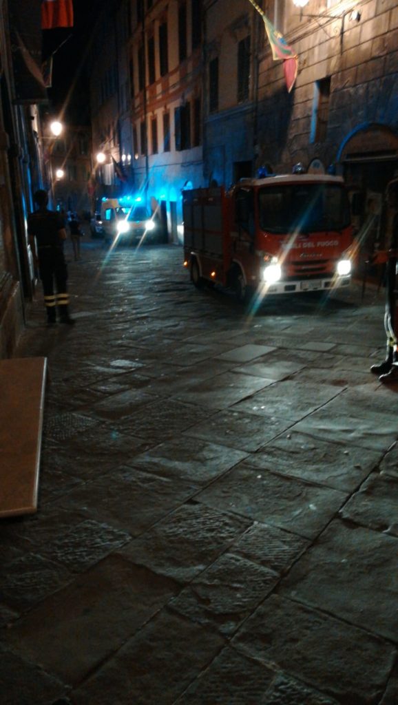 Anziana colta da malore nel vicolo della Palla a Corda