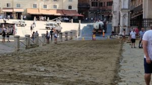 Scattano le operazioni di pulizia e rimozione del tufo