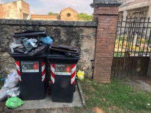 Cassonetti stracolmi e strade maleodoranti tra Sovicille e Siena