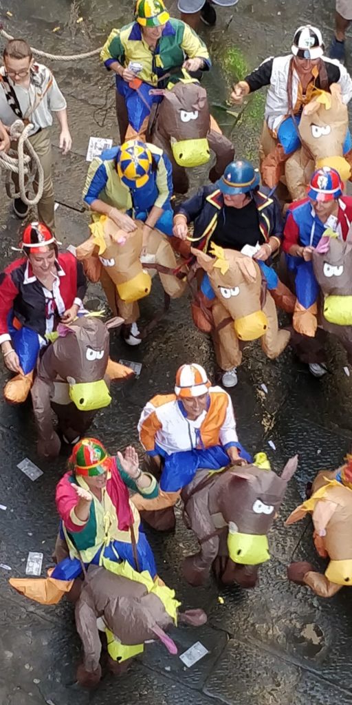 In Piazza del Campo il corteo della vittoria della Lupa