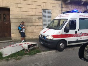 Moto sbanda e abbatte la cassetta del contatore in Valli