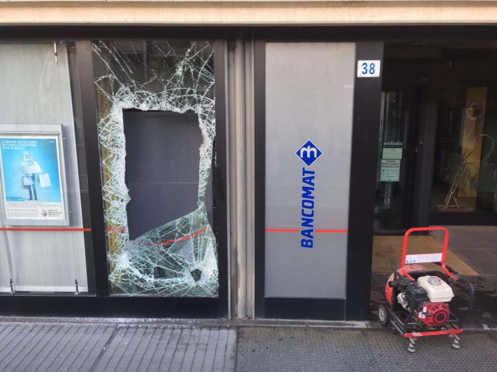 Rapina al Monte dei Paschi in Massetana, asportato il bancomat- FOTO