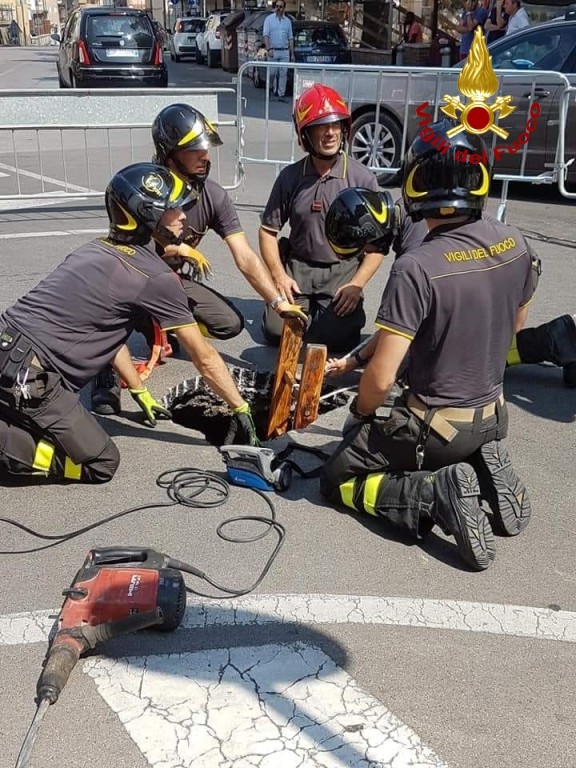 Poggibonsi, cede manto stradale in via Montenero