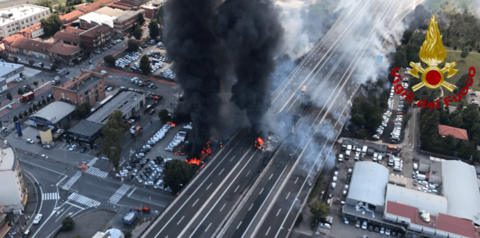 Bologna, esplode un&rsquo;autocisterna: due morti, 67 feriti, squarcio in A14 e danni a case