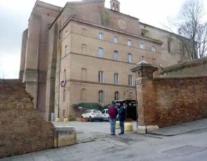 Il muro del piazzale di Sant'Agata riparato dopo il Palio