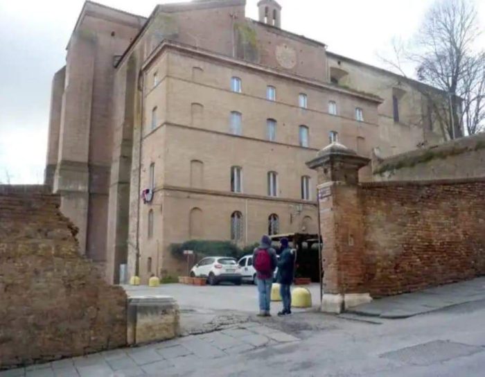 Il muro del piazzale di Sant'Agata riparato dopo il Palio