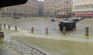 Tufo ancora non rimosso, Piazza del Campo diventa una palude